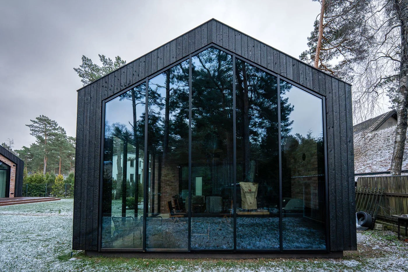 Mūsdienīga dzīvojamā māja Vecāķos ar alumīnija bīdāmajām durvīm