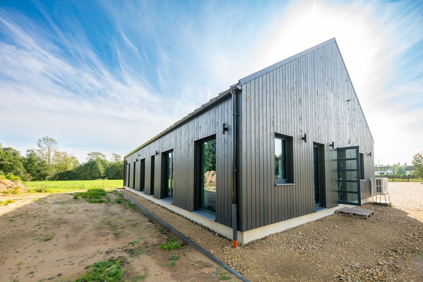 Mūsu ražoti alumīnija logi ģimenes mājā Turkalnē