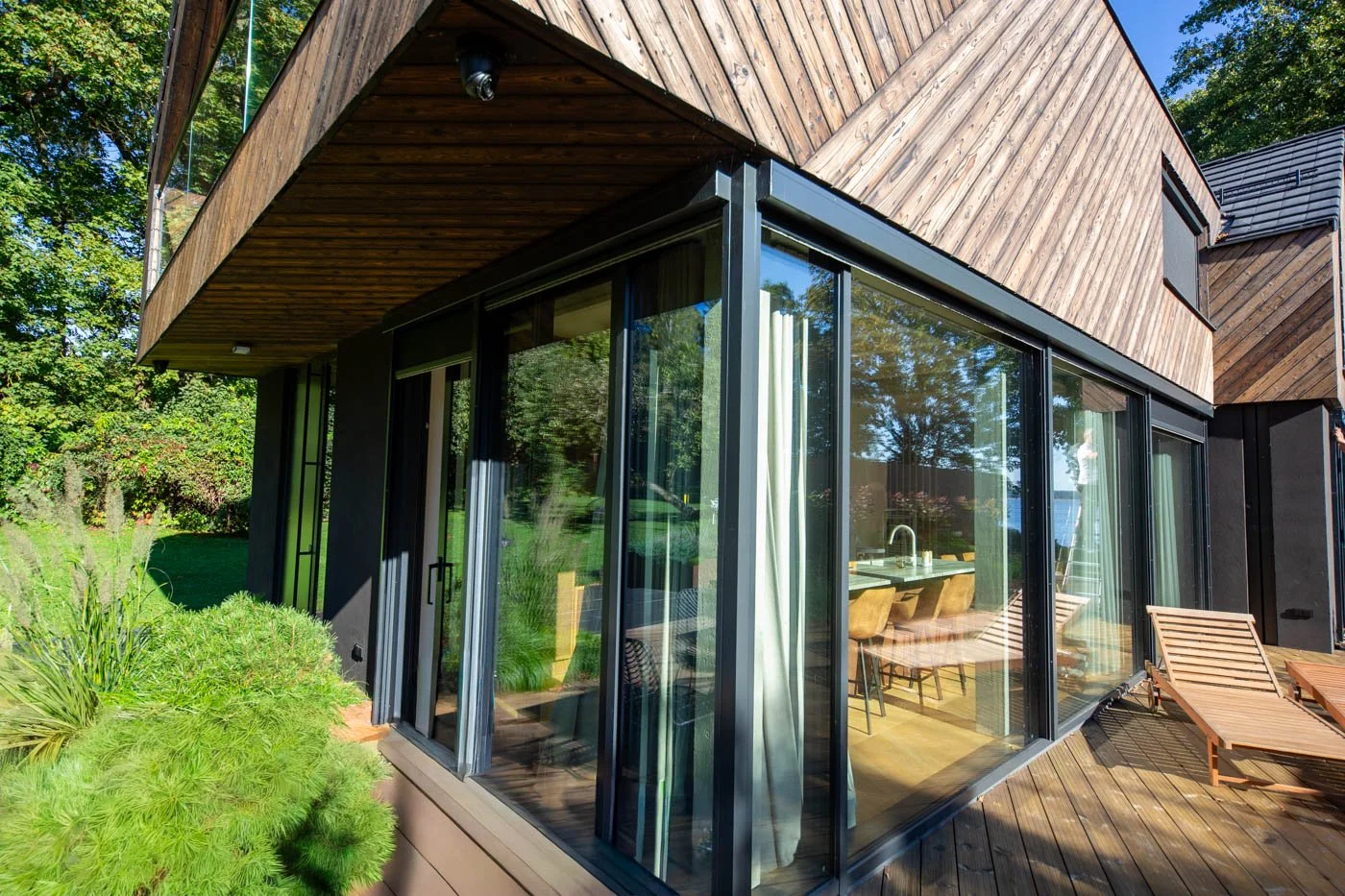 Privātmāja Rīgā, Mežaparkā ar alumīnija paneļu durvīm un stikla margu