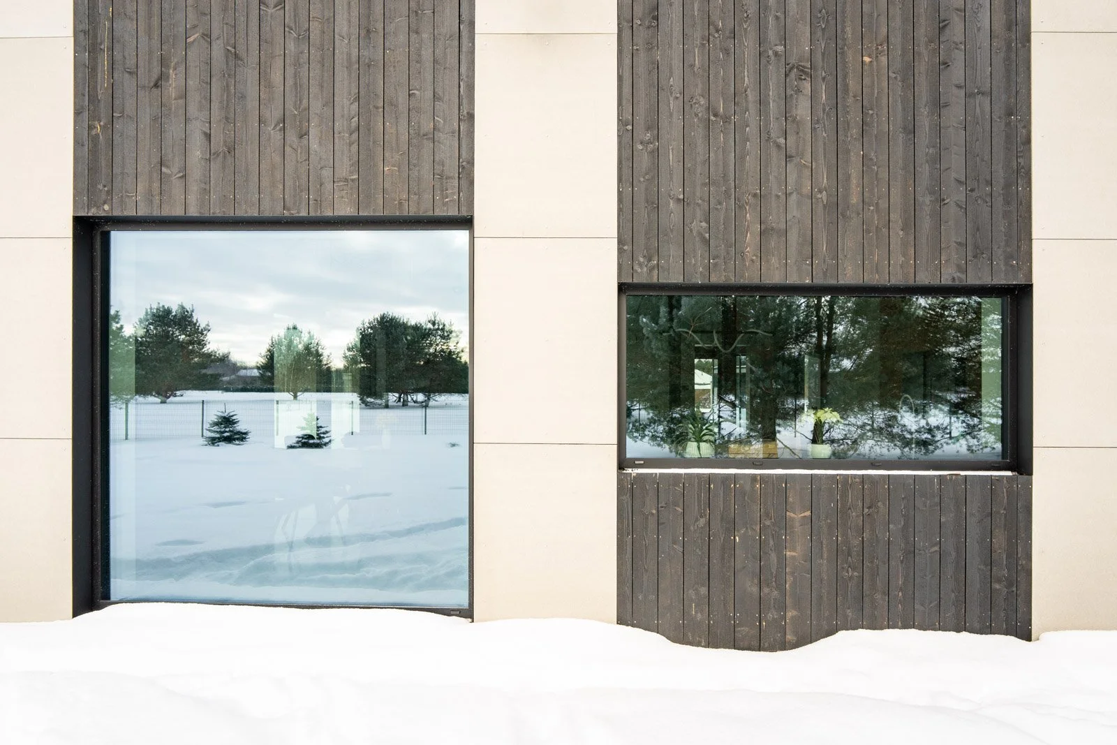 Spoguļstikli alumīnija fasāžu sistēmā – moderns arhitektūras risinājums