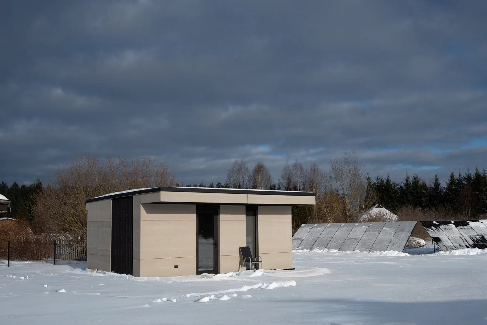 Alumīnija logi ar spoguļstiklu saules aizsardzībai un privātumam