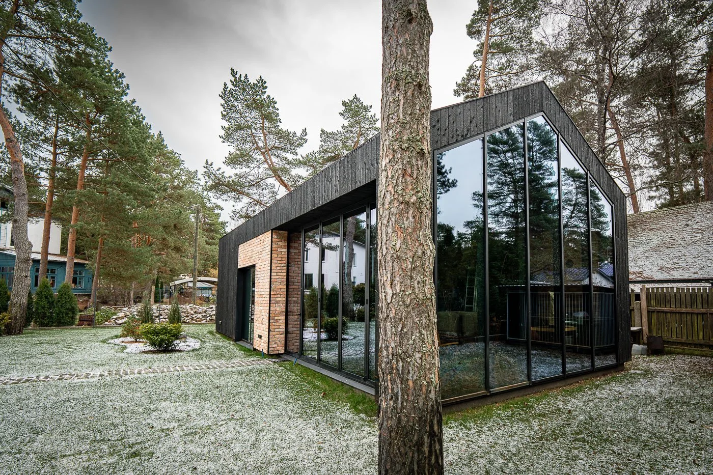 Alumīnija bīdāmās durvis ar skatu uz dārzu Vecāķos