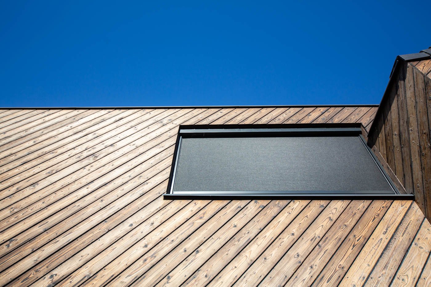 Mūsdienīga arhitektūra Mežaparkā ar alumīnija logiem un durvīm