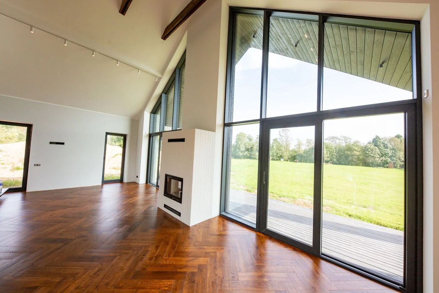 Augstas kvalitātes alumīnija fasādes konstrukcijas privātmājā Turkalnē