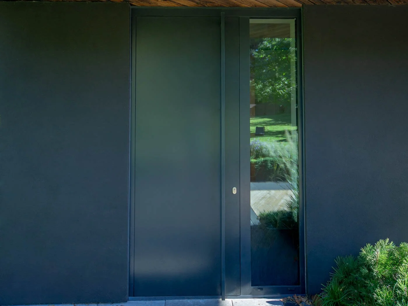 Alumīnija paneļu durvis privātmājā Mežaparkā