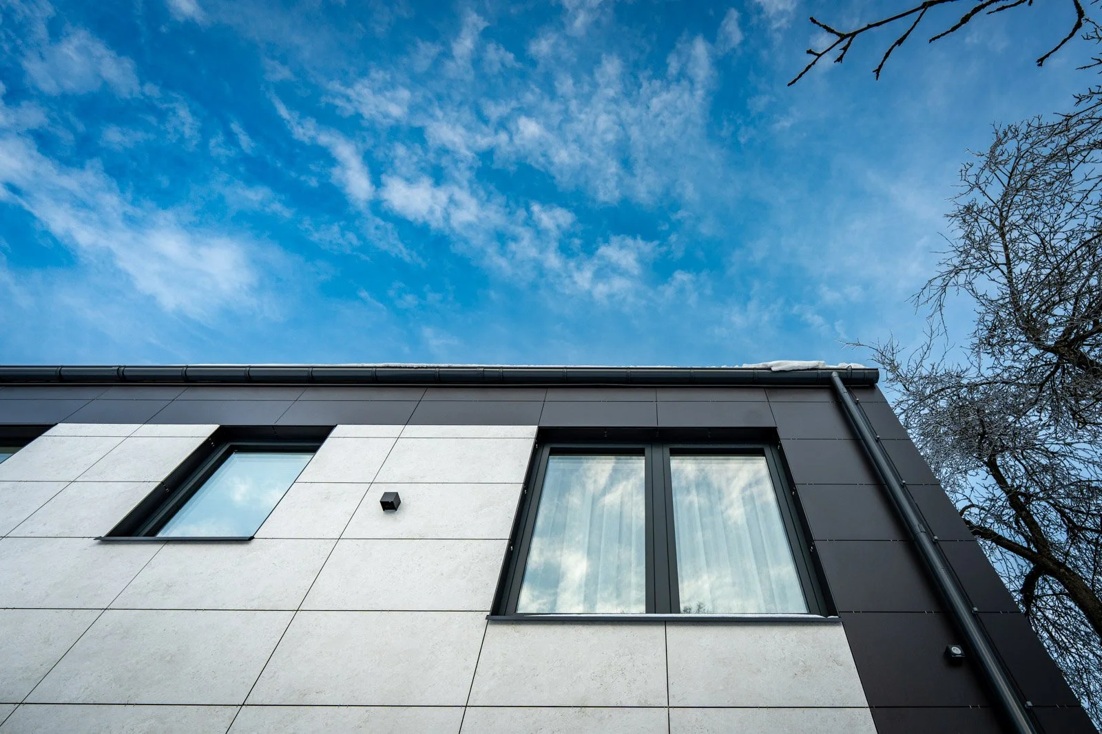 Privātmājas alumīnija logi un durvis ar saules aizsardzības stiklu