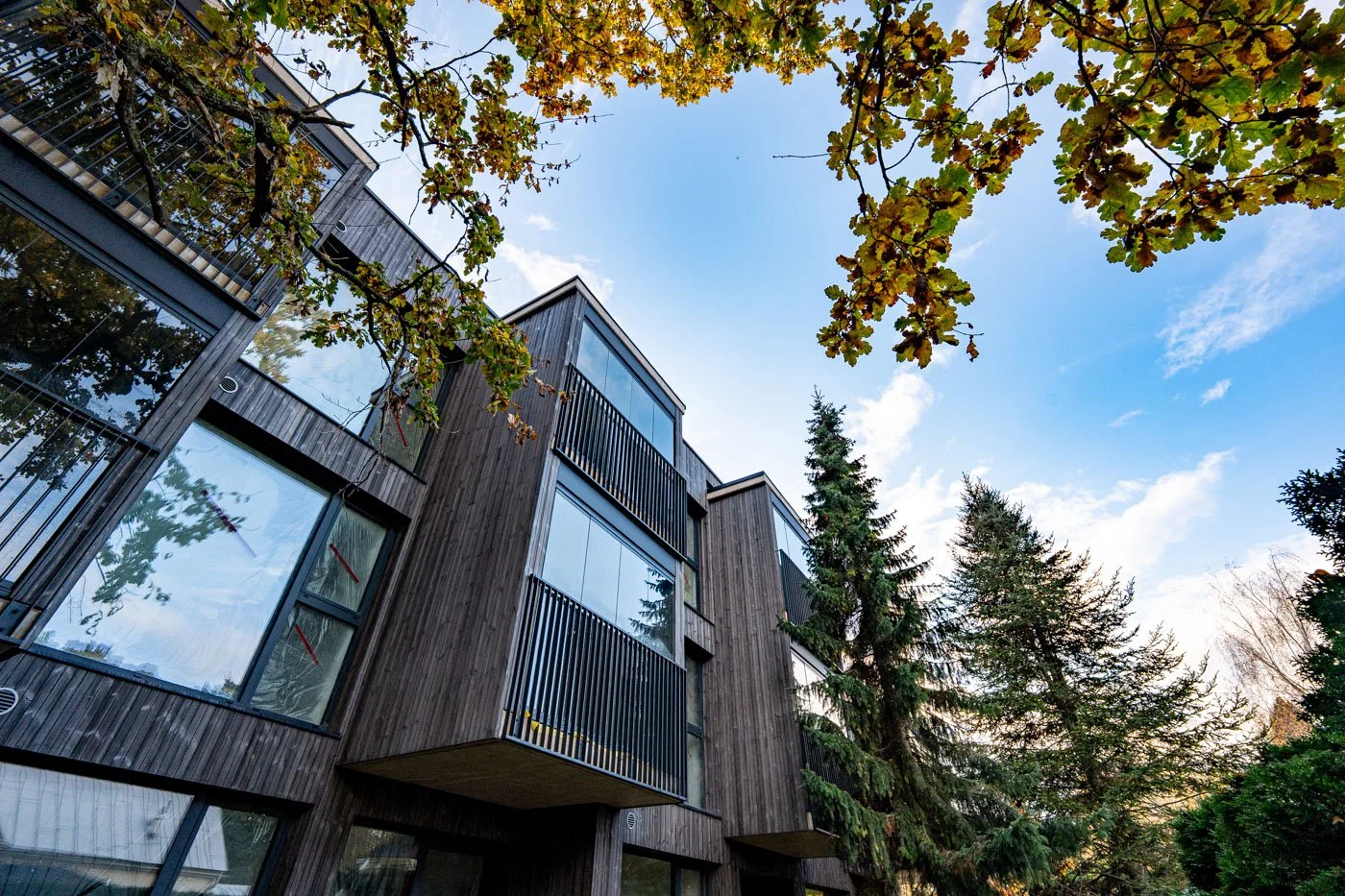 Pilnstikla salokāmās loftas daudzīvokļu ēkā Jūrmalā