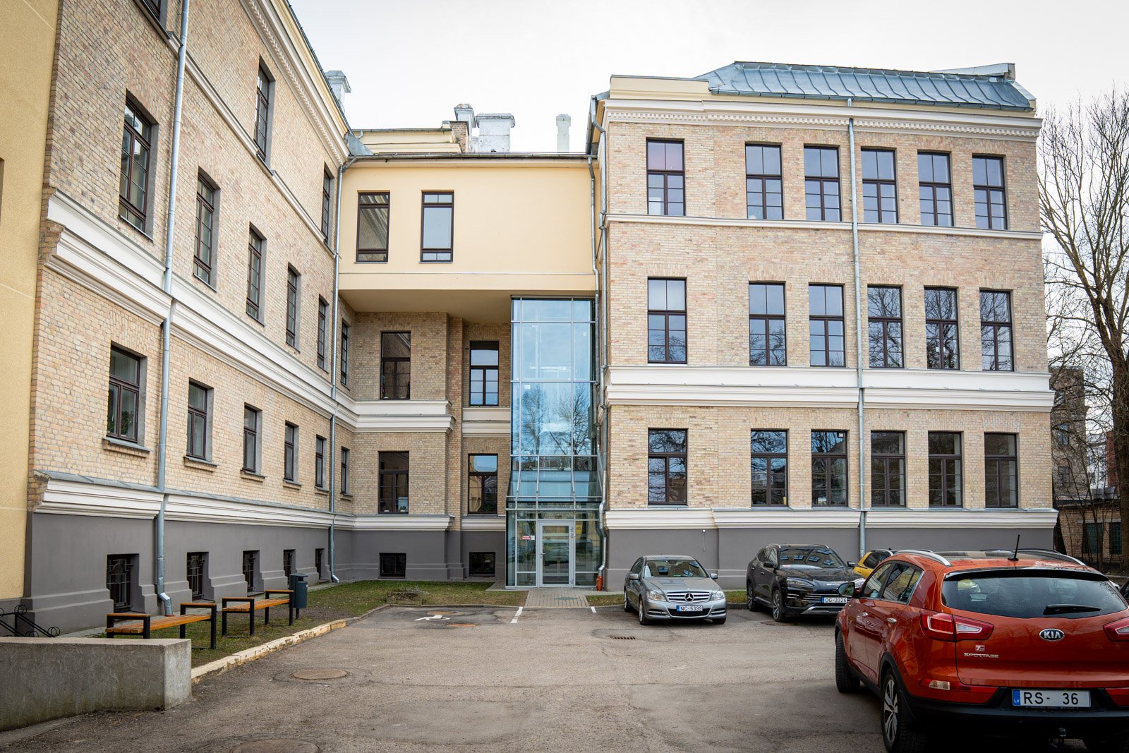 Alumīnija stikla konstrukcija lifta šahtai LLU ēkā Jelgavā