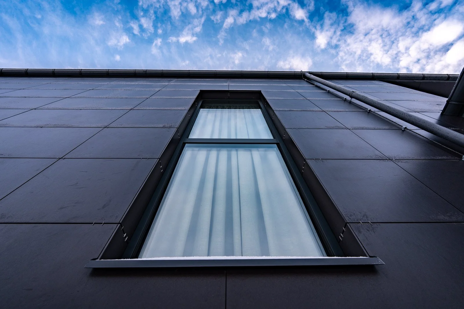 Detalizēts alumīnija logu un fasādes savienojums