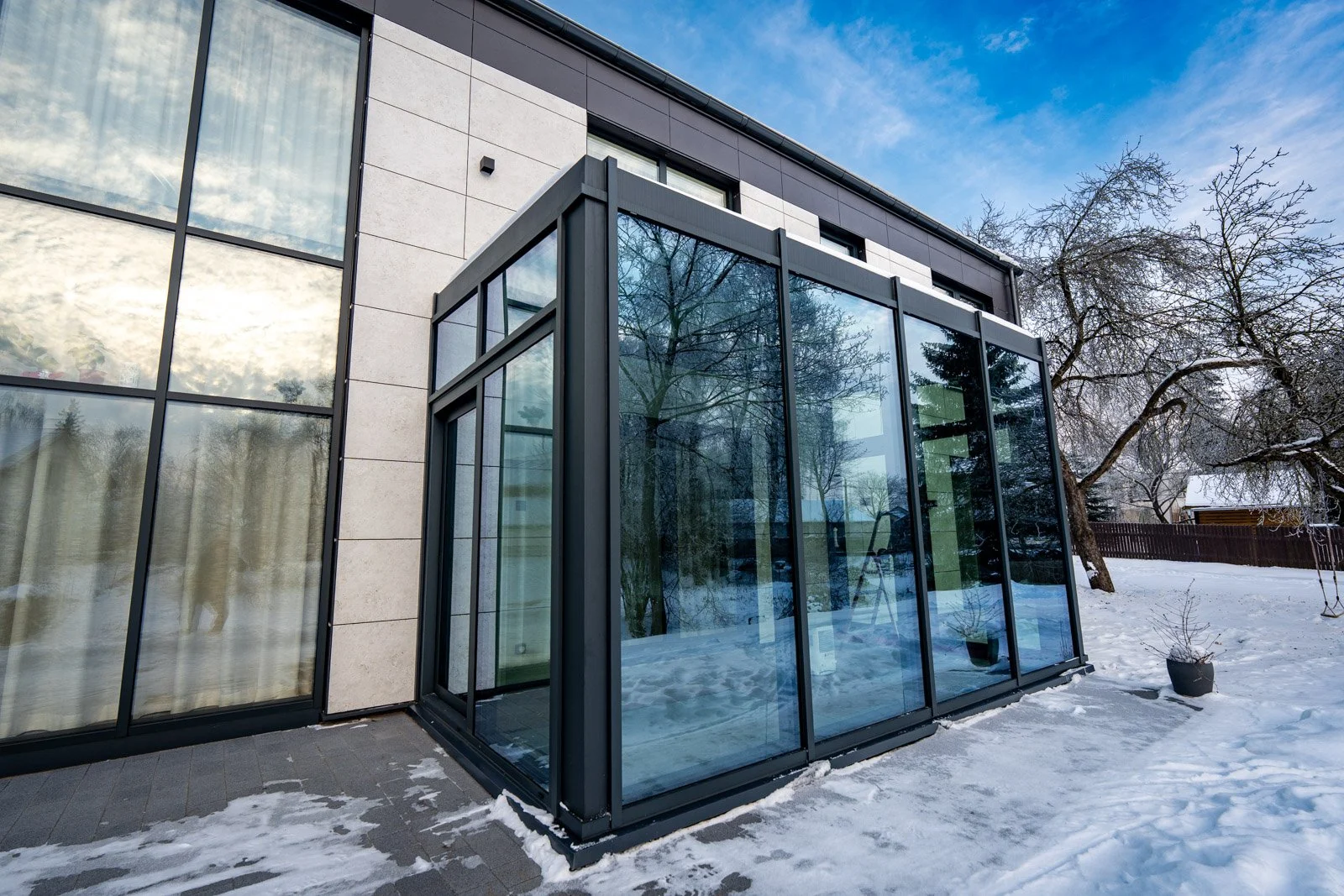 Stiklots ziemas dārzs no alumīnija profiliem privātmājā