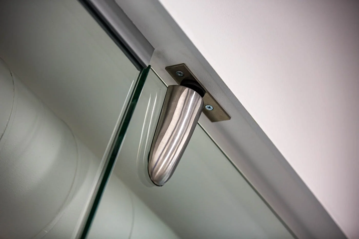 Alumīnija durvis un stiklotās konstrukcijas administratīvā objektā