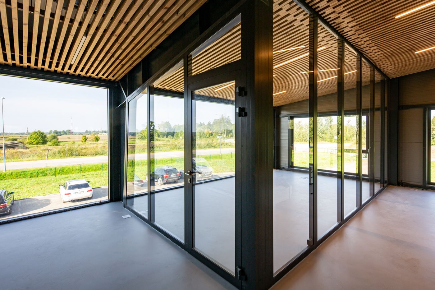 Alumīnija starpsienas un durvis modernā biznesa ēkā