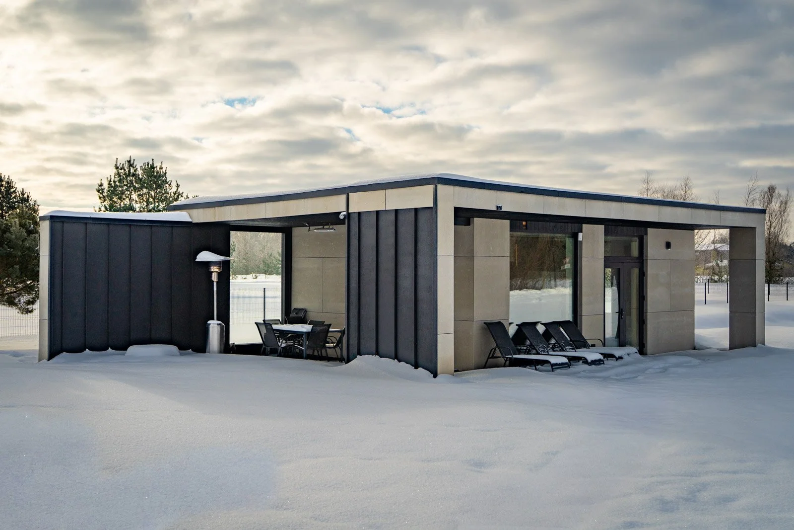 Stikla fasāde ar saules aizsardzības stiklu paketi un spoguļa efektu