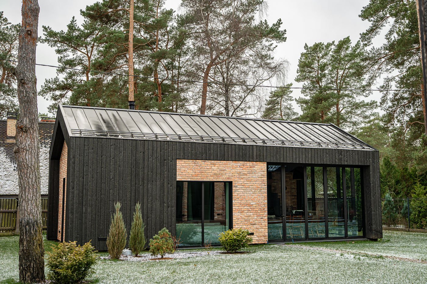 Privātmājas arhitektūra Vecāķos ar alumīnija logiem un durvīm