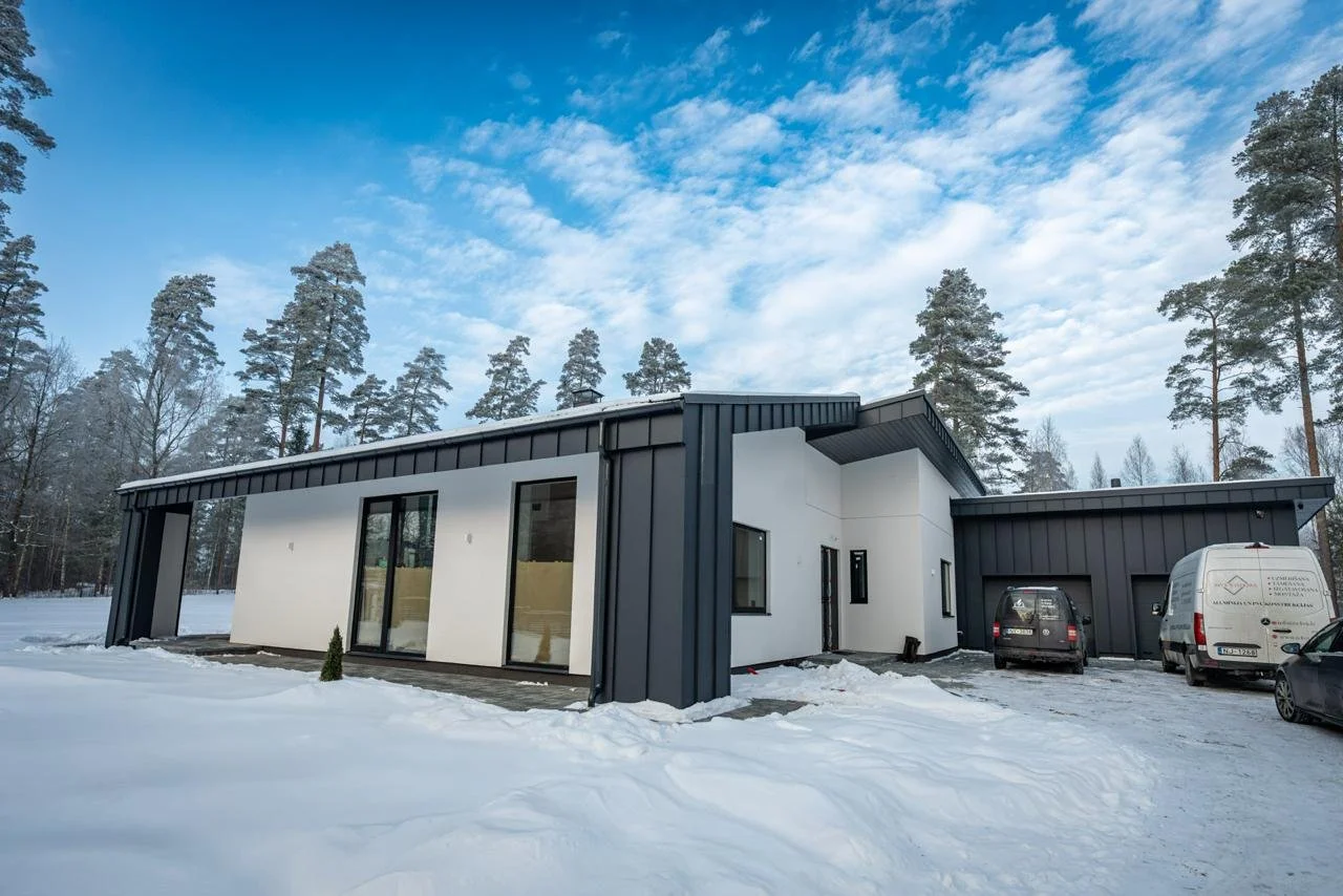 Mūsdienīga privātmāja ar alumīnija logiem un durvīm