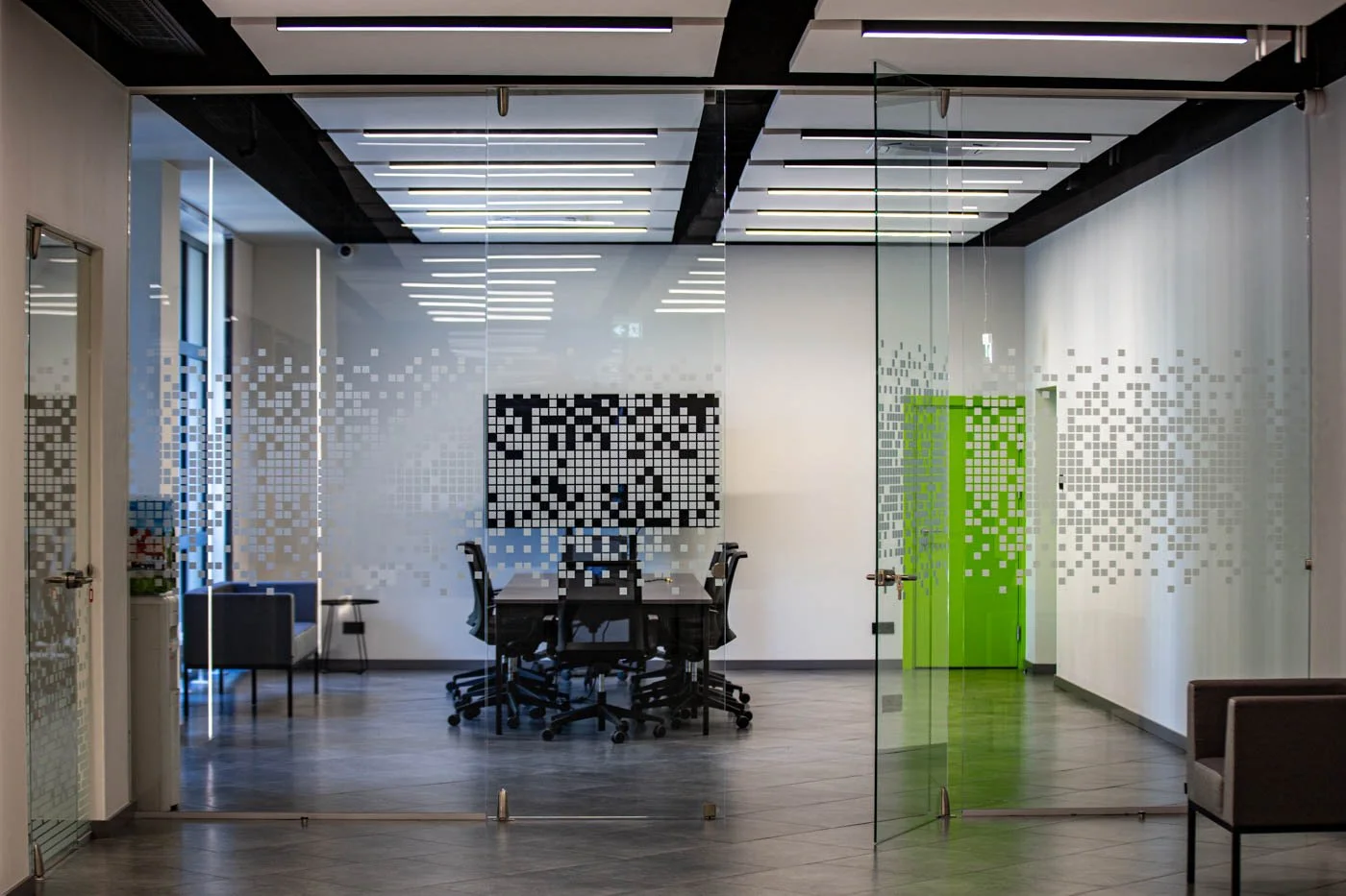 Administratīvā ēka Rīgā ar alumīnija durvīm un fasāžu sistēmām