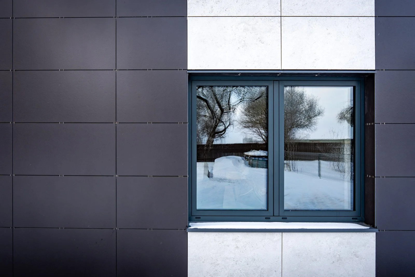 Stiklotā alumīnija fasāde ar SunGuard SN63 pārklājumu