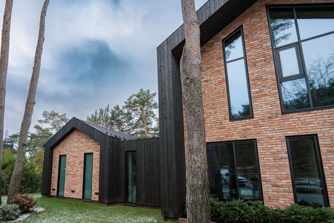 Privātmājas eksterjers Vecāķos ar alumīnija durvīm un logiem