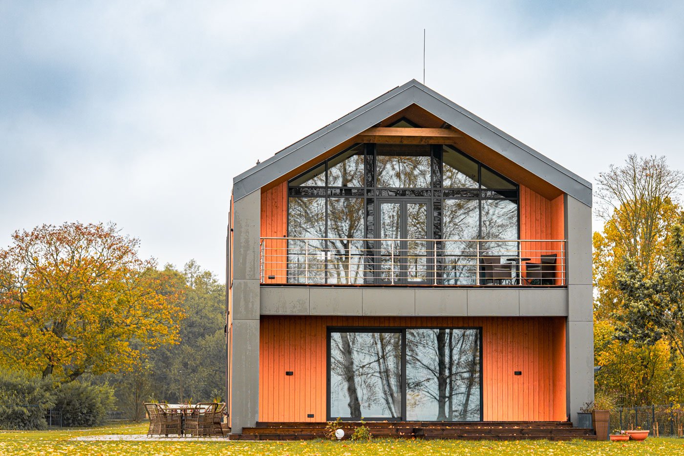 Alumīnija fasāžu sistēmas modernā mājā netālu no Kalngales