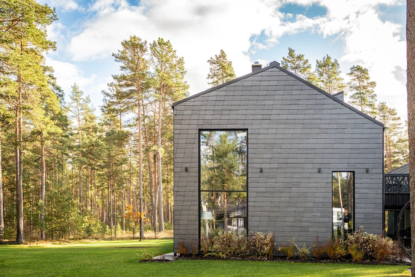 Lielizmēra alumīnija logi modernā mājā Ogres rajonā