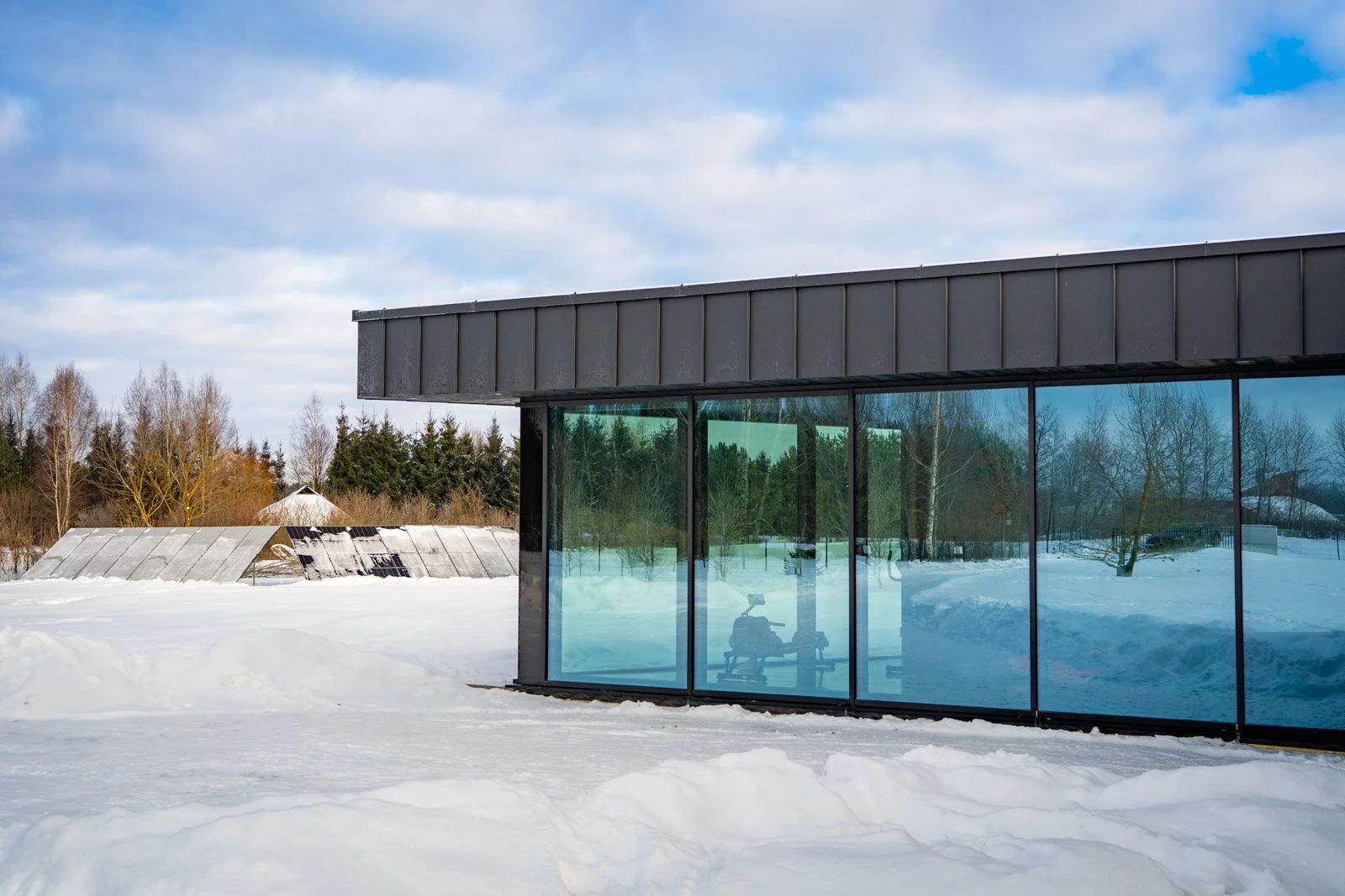 Alumīnija durvis privātmājai Ozolniekos ar trīs stiklu paketi