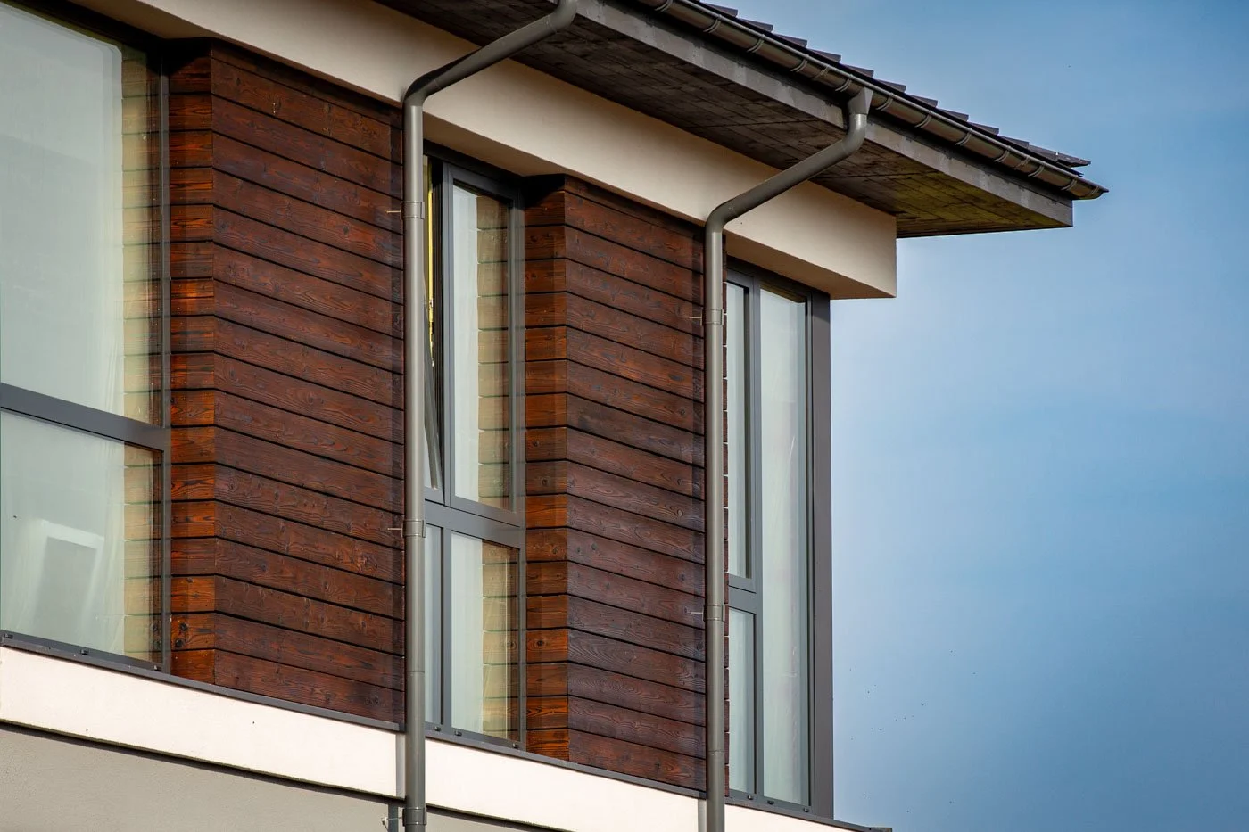 Logi un durvis no alumīnija privātmājas arhitektūrā Koknesē