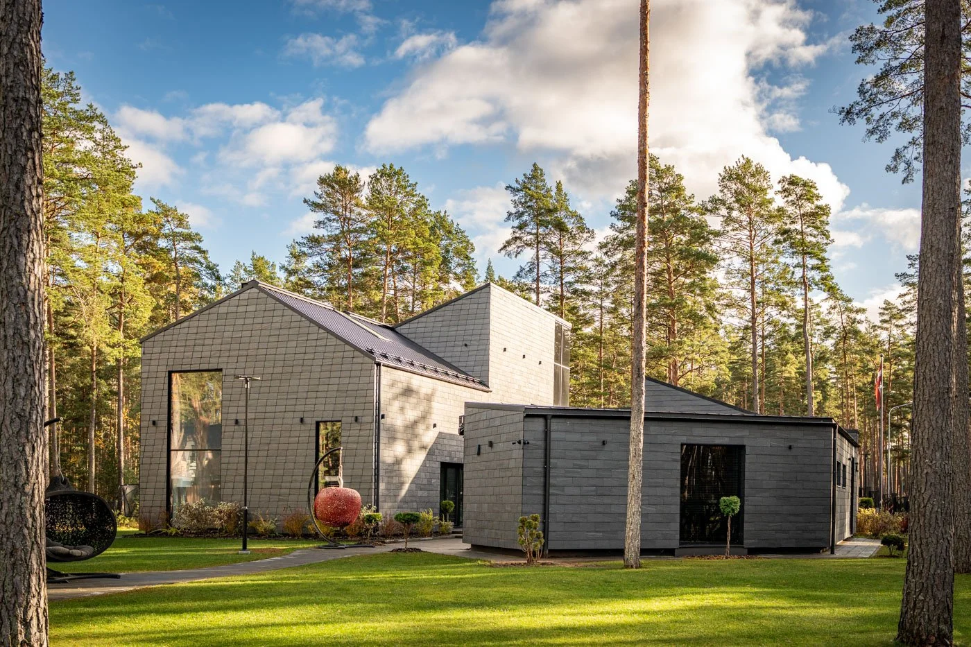 Privātmājas fasāde Ogres rajonā ar alumīnija logiem un saules aizsardzības stiklojumu