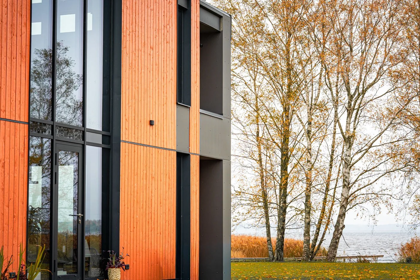 Lielizmēra alumīnija logi modernā privātmājā pie Ķīšezera