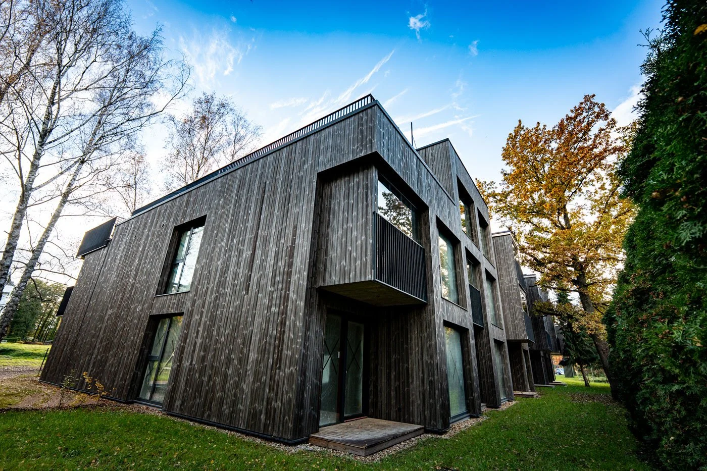 Alumīnija durvis un stiklojums daudzīvokļu mājā Jūrmalā