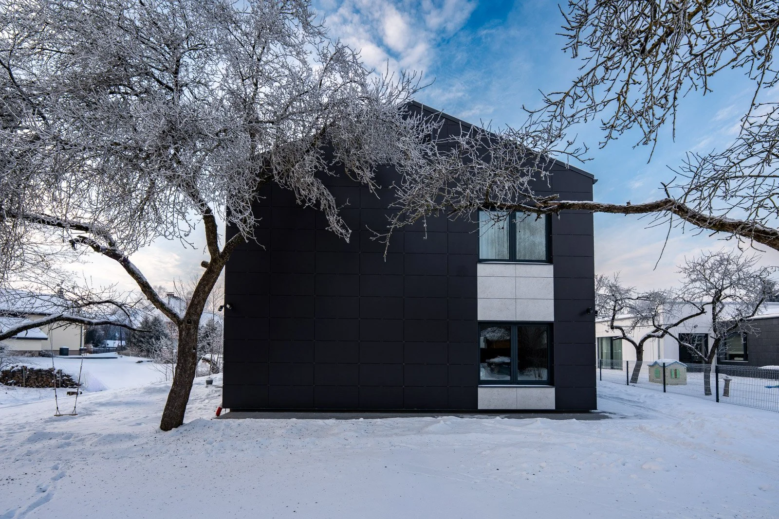 Mūsdienīgi alumīnija logi ar lielu stiklojumu un saules aizsardzības stiklu