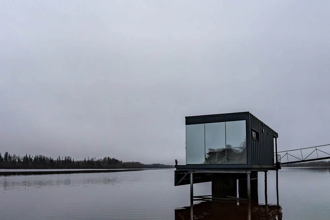 Alumīnija bīdāmās durvis atpūtas namiņā Koknesē