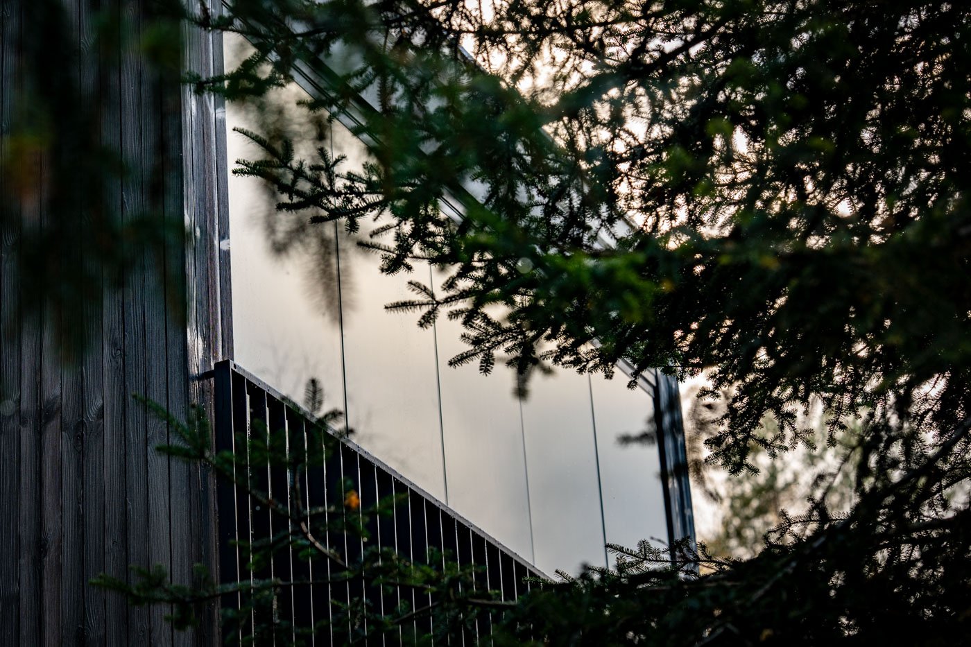 Alumīnija bīdāmās durvis un logi daudzīvokļu ēkā Jūrmalā