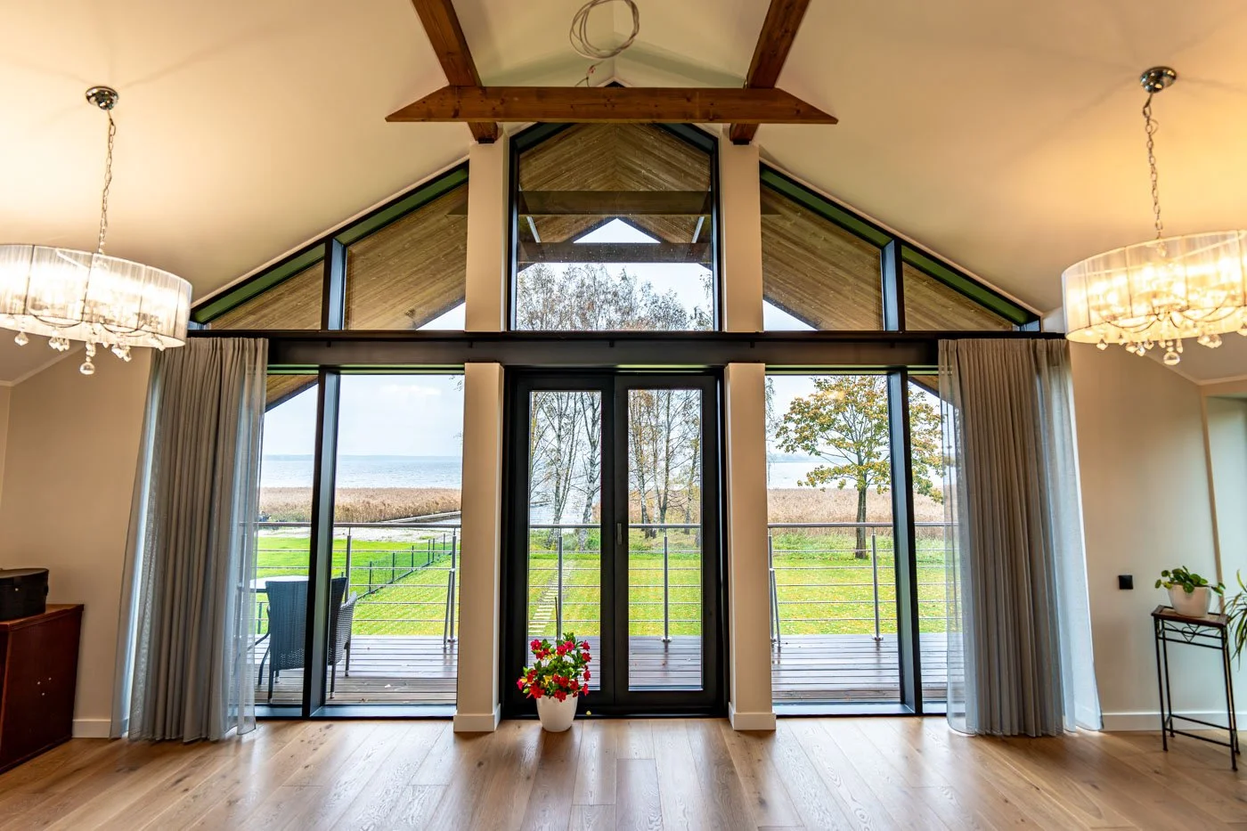 Moderna dzīvojamā māja Kalngalē ar alumīnija fasāžu sistēmām