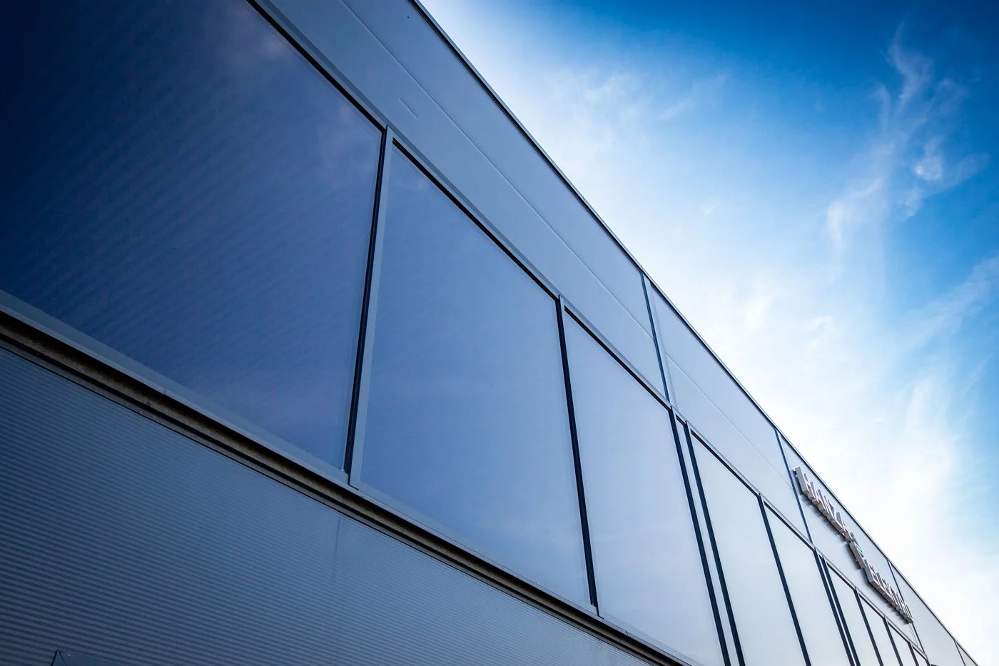 Alumīnija fasāžu sistēma ar saules aizsardzības stiklojumu