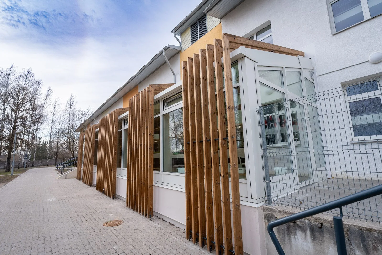 Automātiskās alumīnija durvis rehabilitācijas studijas ieejā