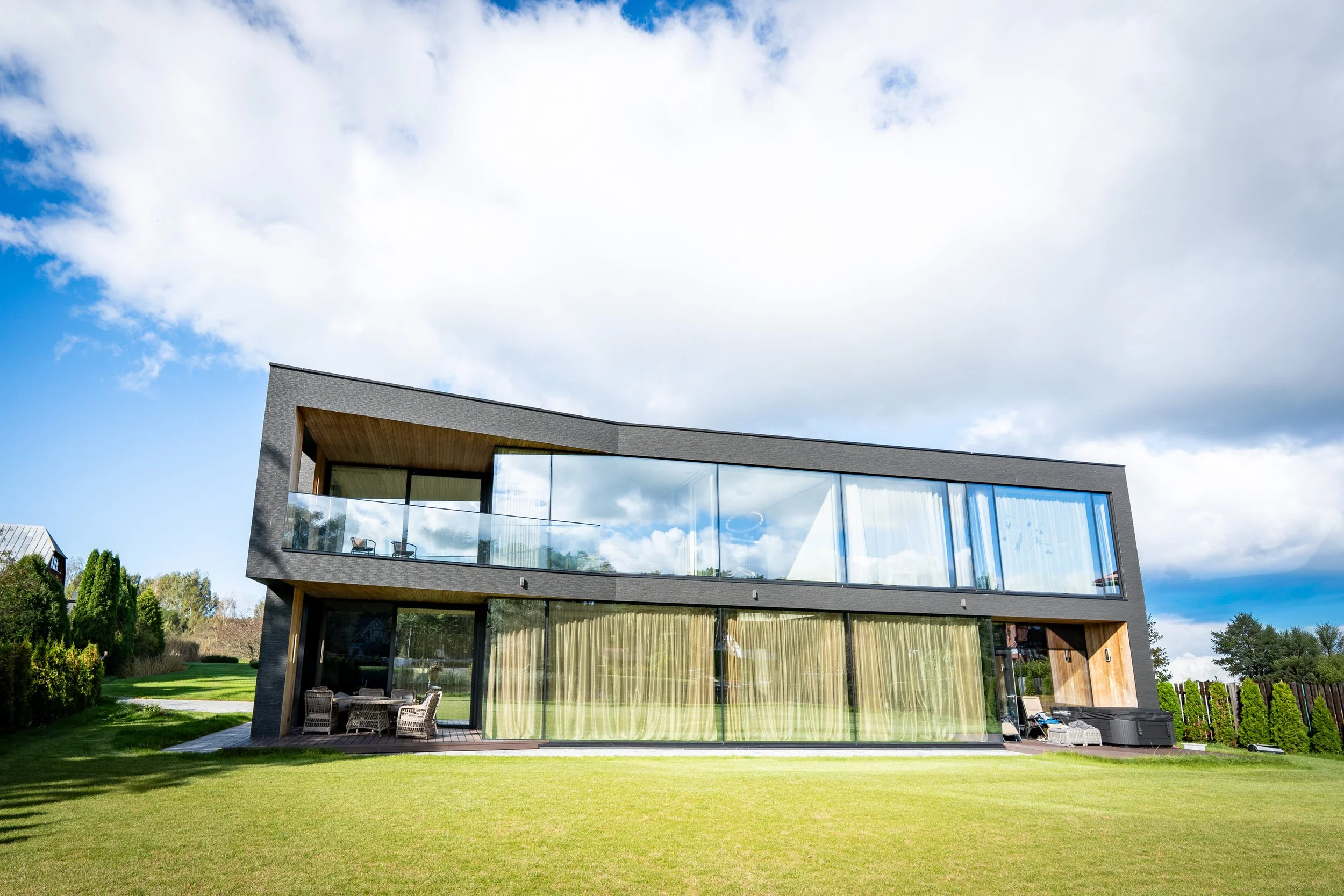 Moderna privātmāja Bukultos ar alumīnija logiem un fasāžu sistēmu