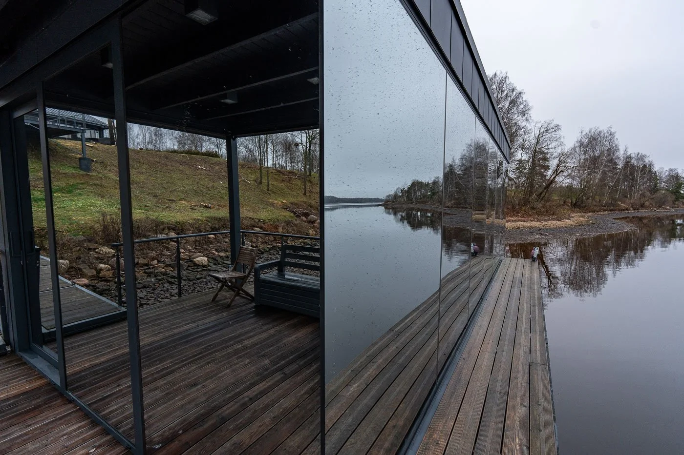 Atpūtas māja uz ūdens ar alumīnija bīdāmajām durvīm