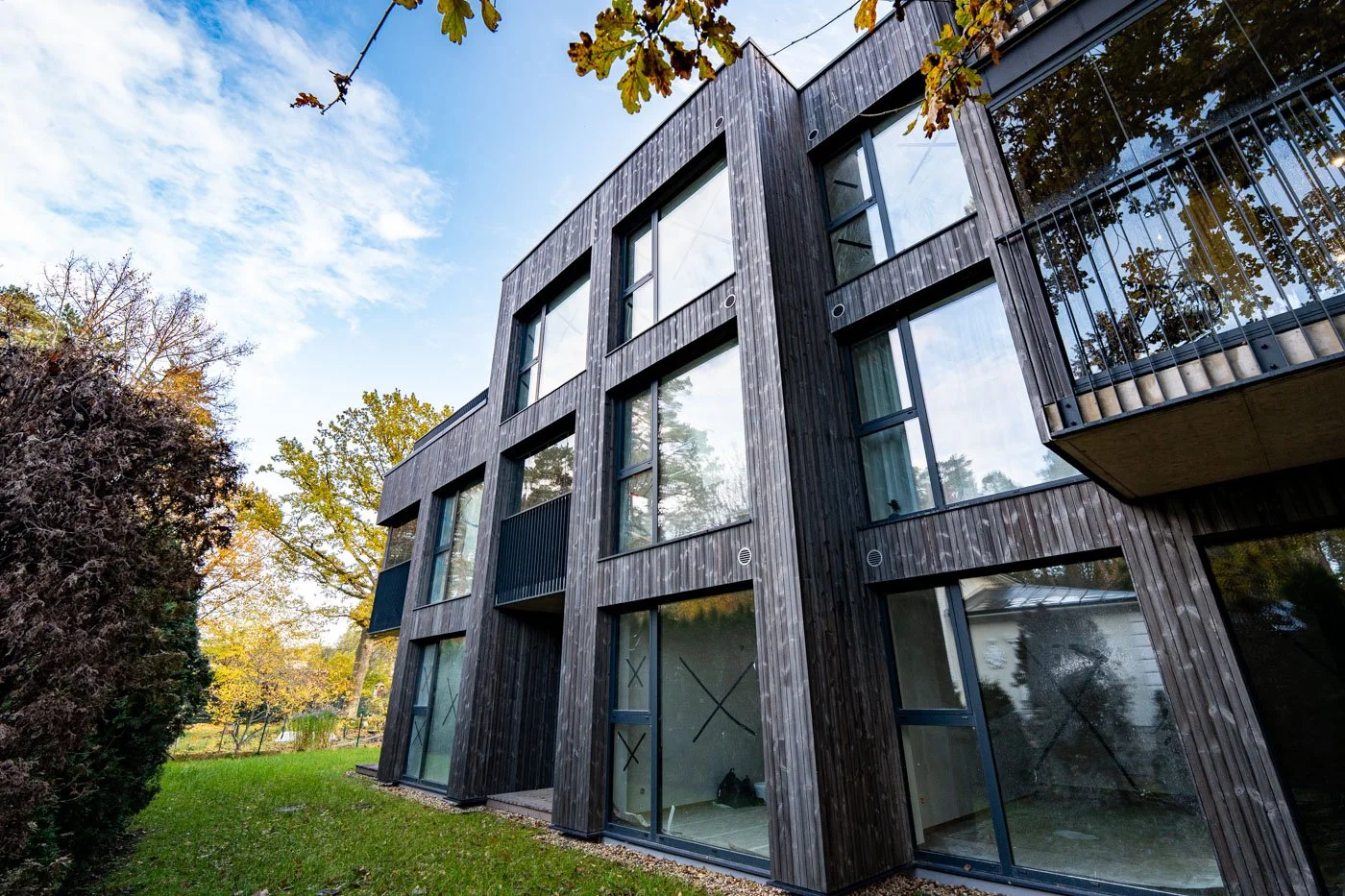 Logi un durvis no alumīnija Jūrmalas dzīvojamajā ēkā