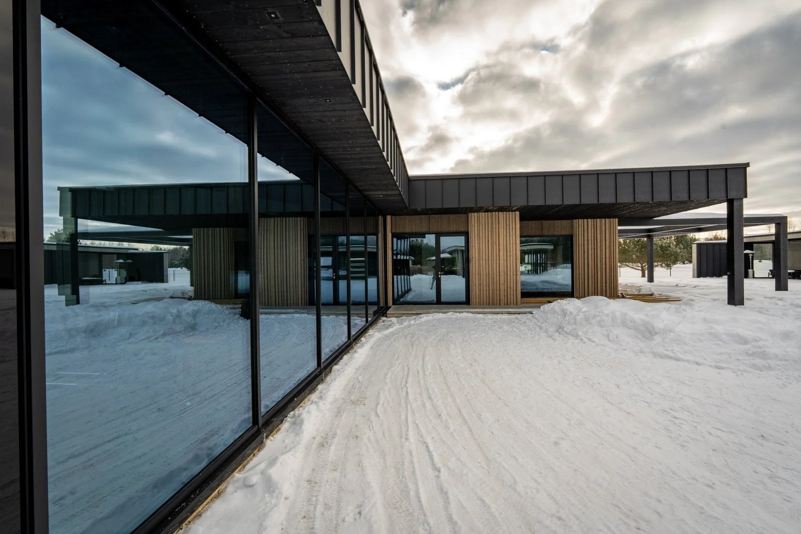 Stikla fasāde ar struktūrstiklojumu un spoguļstiklu efektu