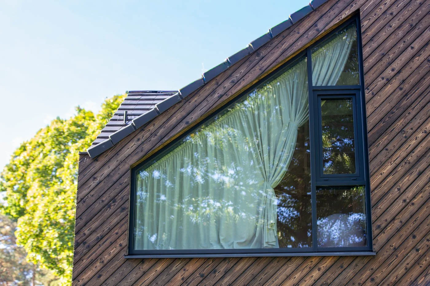 Lielizmēra alumīnija logi privātmājā Rīgā, Mežaparkā