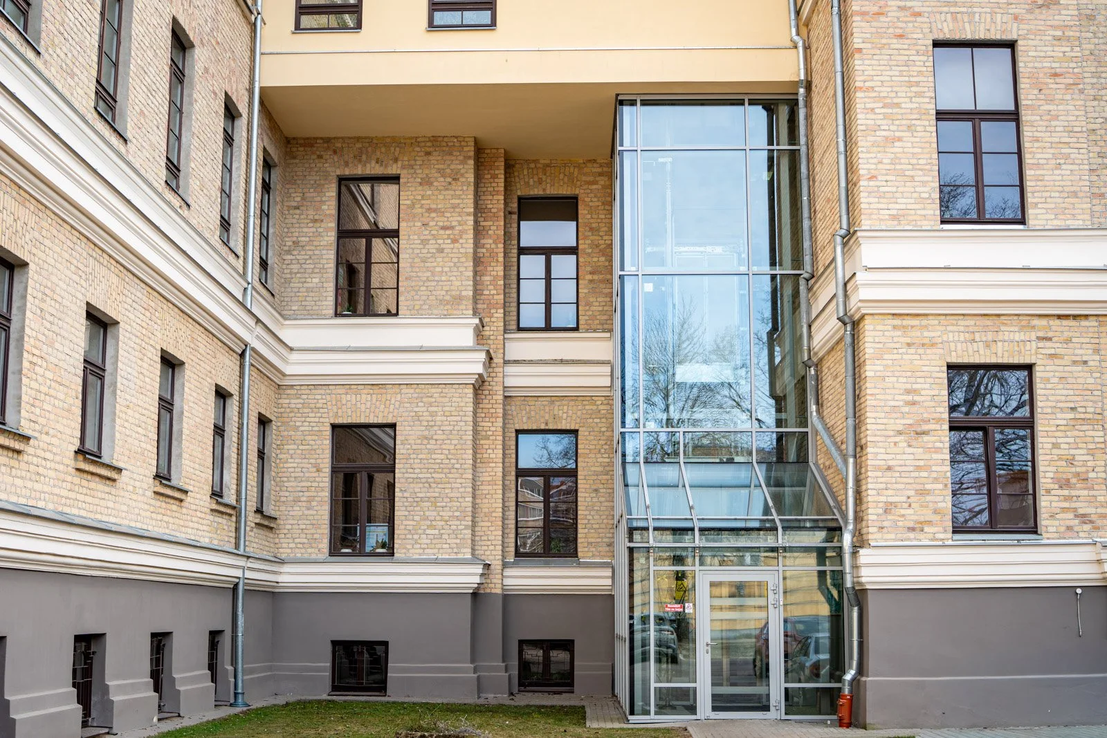 Stiklotā lifta šahta ar alumīnija profiliem no ārpuses