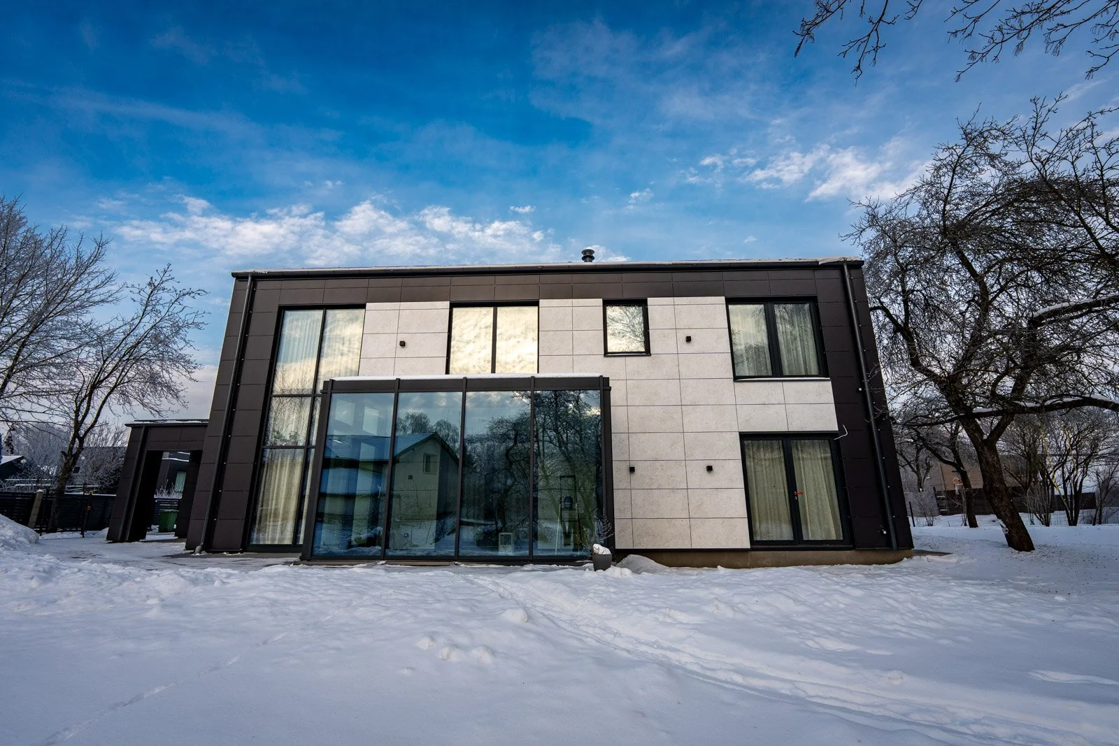 Ziemas dārzs ar alumīnija konstrukciju un lieliem stiklojumiem