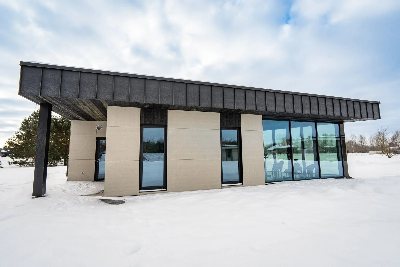 Trīs stiklu paketes ar saules aizsardzības stiklu alumīnija logos