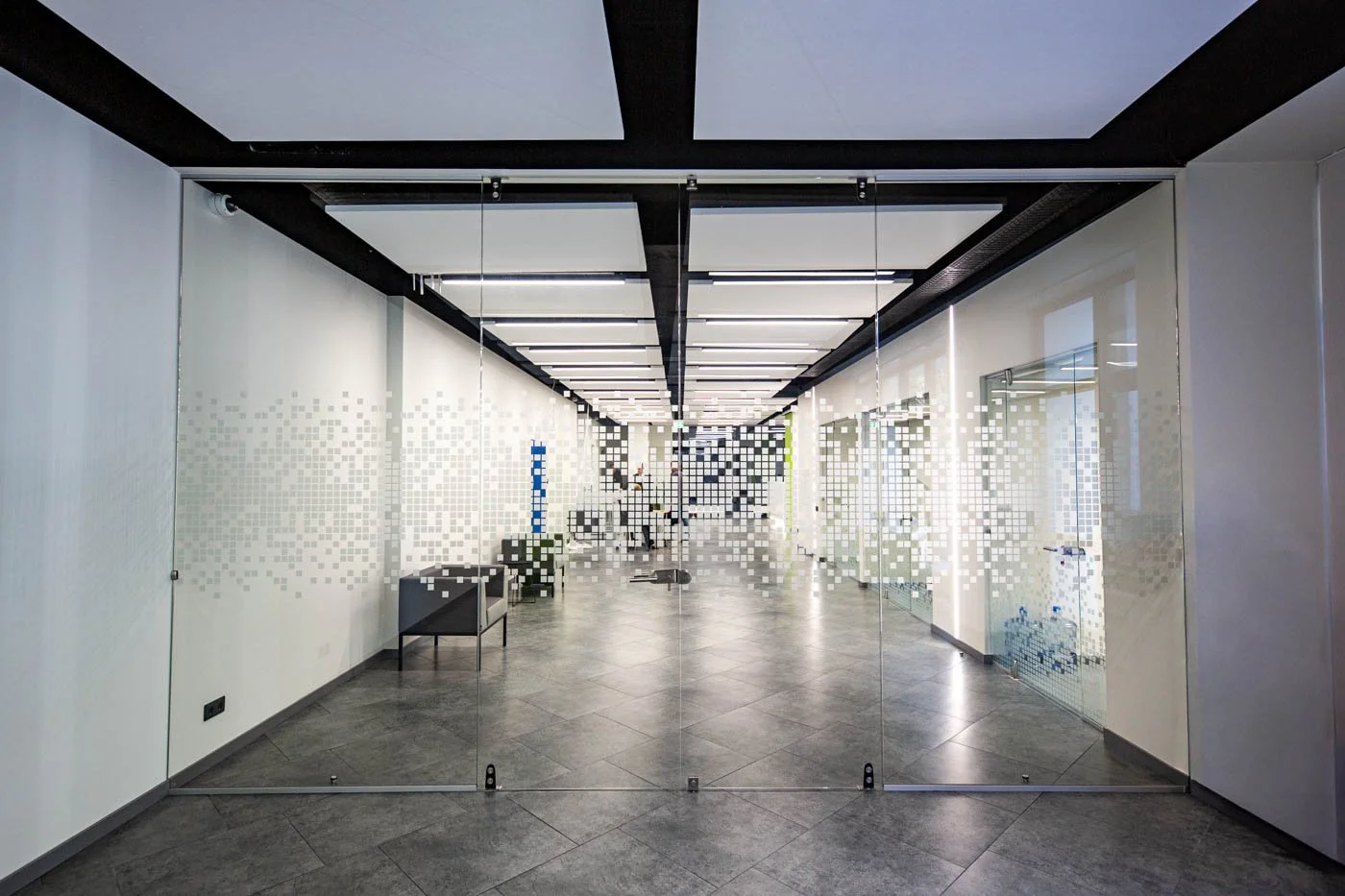 Pilnstikla starpsienu risinājumi AS Sadales tīkls birojos