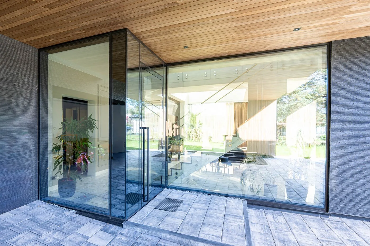 Privātmājas fasāde Bukultos ar alumīnija logiem un saules aizsardzības stikliem