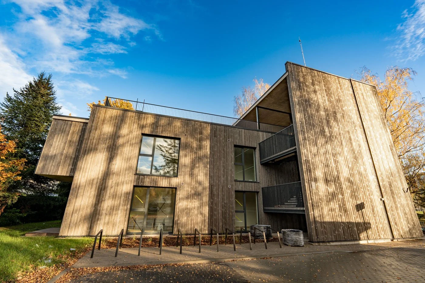 Mūsdienīga arhitektūra Jūrmalā ar alumīnija logiem un durvīm