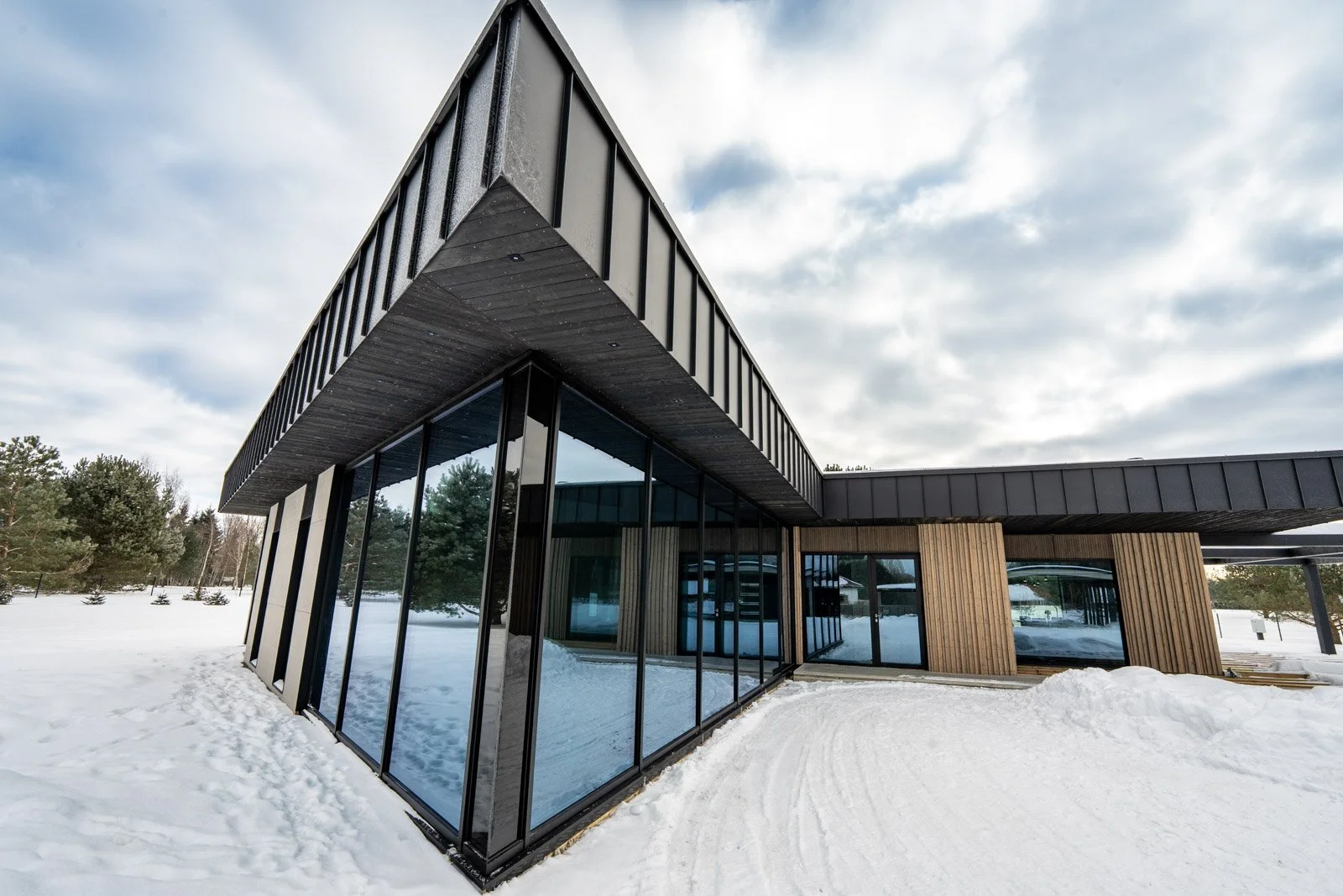 Alumīnija bīdāmās durvis ar saules aizsardzības stiklu paketi privātmājā Ozolniekos