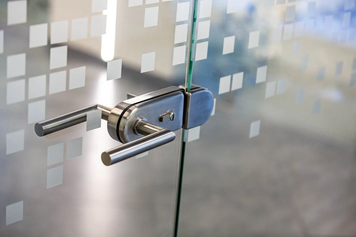 Energoefektīva alumīnija fasāžu sistēma ar saules aizsardzības stiklu