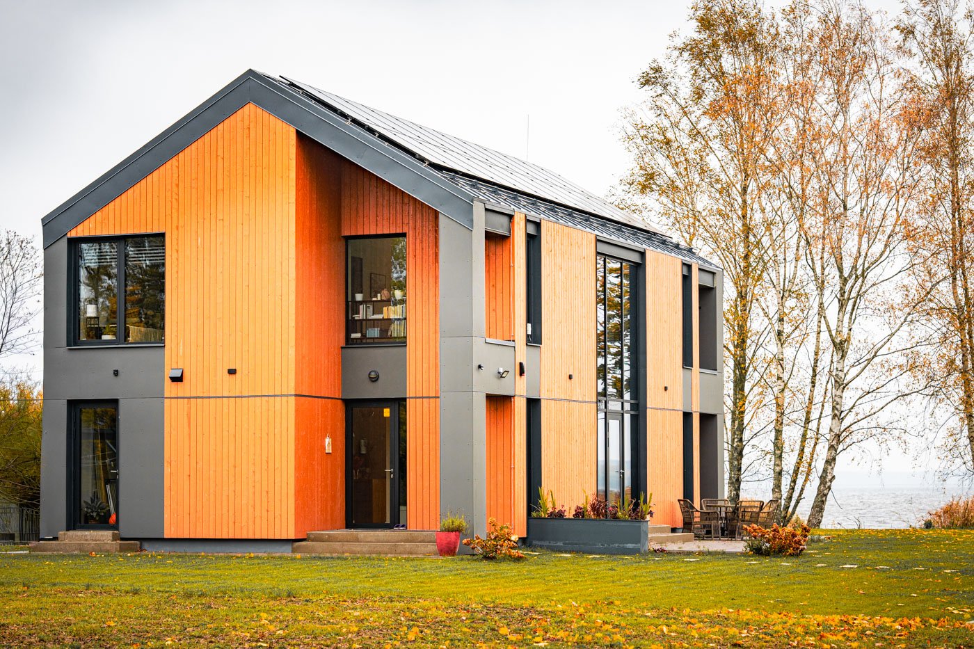 Privātmājas fasāde Kalngalē ar alumīnija logiem un saules aizsardzības stiklojumu