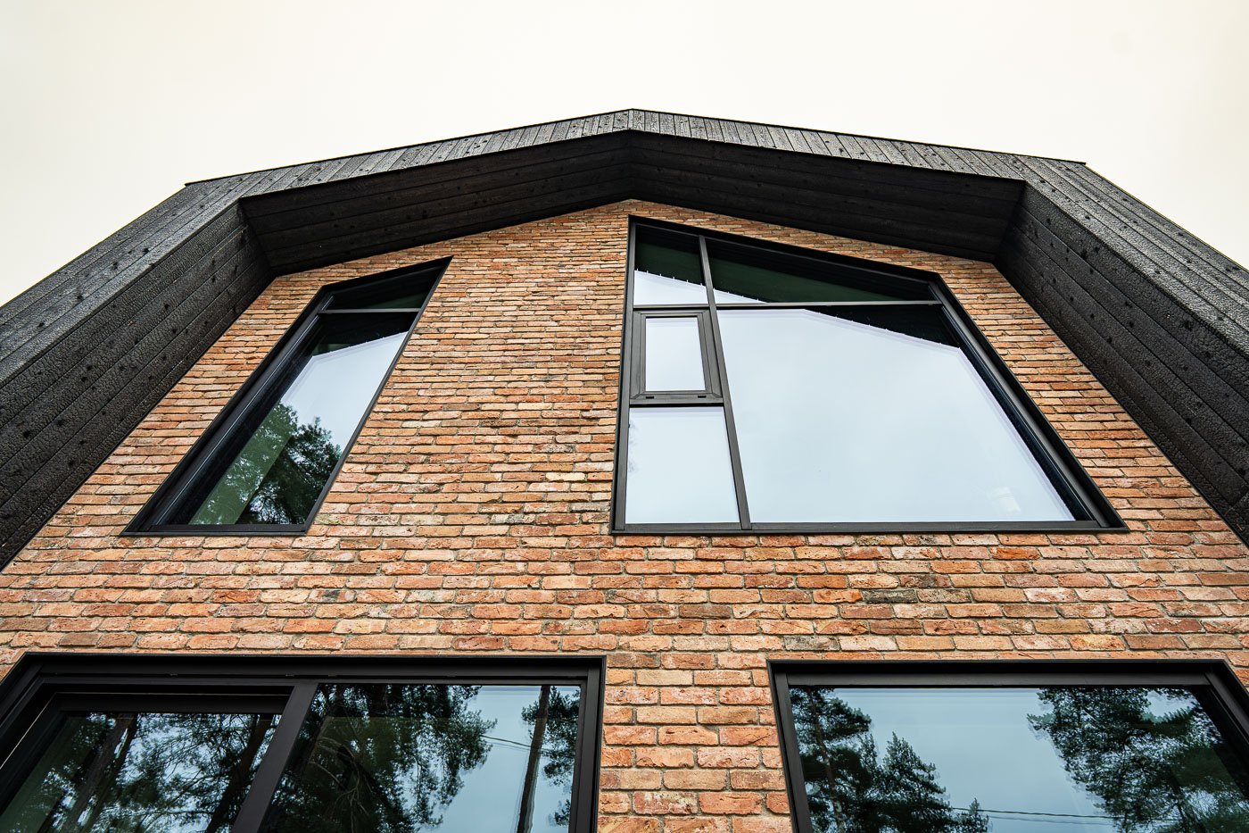 Modernas alumīnija logu sistēmas privātmājā Vecāķos